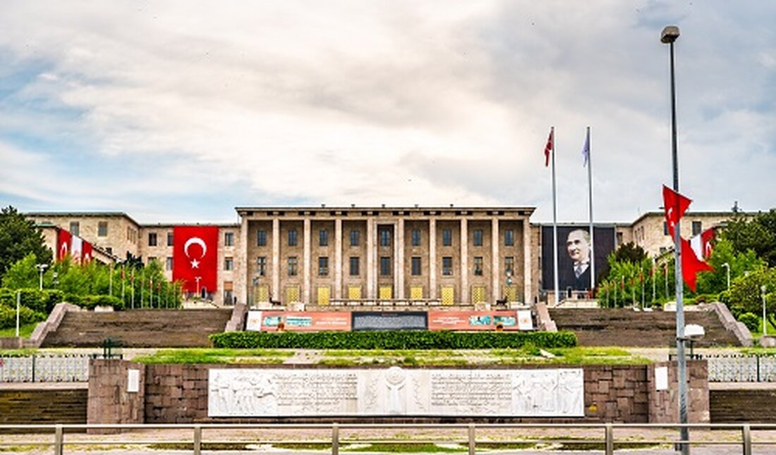 Laut Finanzminister Mehmet Simsek bereitet die Türkei ein neues Gesetz zur Kryptoregulierung vor. Die Gesetzgebung zielt darauf ab, den Ansatz zur Bekämpfung von Geldwäsche und Terrorismusfinanzierung zu verschärfen, um die Türkei an die Anforderungen der Financial Action Task Force (FATF) anzupassen. Laut einer Erklärung des Finanzministers des Landes versucht die Türkei, ihren Ansatz zur Kryptowährungsregulierung zu verschärfen. Reuters gemeldet Am Mittwoch, dem 1. November, erklärte die Türkei, dass das Streben der Türkei nach einer neuen Gesetzgebung auf eine klare Regulierung von Krypto-Assets abzielt, um so ihre Aussichten auf Geldwäsche und Terrorismusfinanzierung zu verbessern. Die Türkei ist bestrebt, die FATF-Anforderungen einzuhalten …