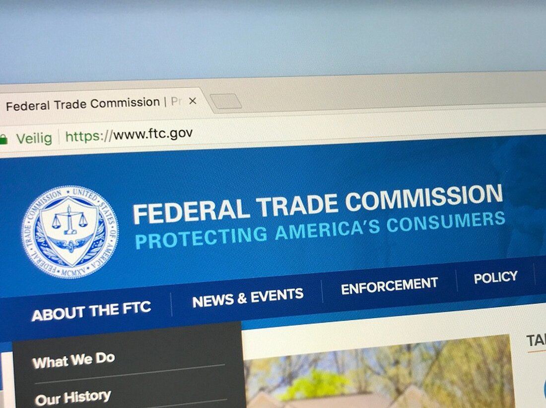Die FTC sagte, Celsius habe „Milliarden an Benutzereinlagen verschwendet“, nachdem es Kunden „überlistet“ habe, Gelder einzuzahlen. Celsius und sein ehemaliger CEO wurden heute ebenfalls von der US-Börsenaufsicht SEC verklagt. Letzte Woche befand die CFTC den ehemaligen CEO und Celsius Network für schuldig, bei seiner Tätigkeit im Land gegen mehrere Gesetze verstoßen zu haben. Was für die bankrotte Krypto-Kreditplattform Celsius Network wie eine doppelte Tragödie erscheint, hat die US-amerikanische Federal Trade Commission (FTC) dem Unternehmen eine Geldstrafe von 4,7 Milliarden US-Dollar auferlegt. Das Urteil wird jedoch ausgesetzt, um „Celsius zu ermöglichen, sein verbleibendes Vermögen im Rahmen eines Insolvenzverfahrens an die Verbraucher …
