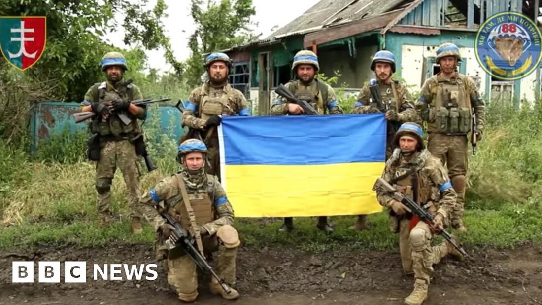 „Nennen Sie es nicht eine Gegenoffensive“, sagen die Ukrainer. „Das ist unsere Offensive, es ist unsere Chance, die russische Armee endlich aus unserem Land zu vertreiben.“ Okay, aber was braucht es, um tatsächlich erfolgreich zu sein? Lassen wir uns zunächst nicht von den jüngsten hart erkämpften, aber winzigen Gebietsgewinnen ablenken, die die Ukraine bei der Rückeroberung obskurer, halb verlassener Dörfer in den Regionen Ost-Donezk und Südost-Saporischschja erzielt hat. Nach Monaten des Stillstands sind Bilder von siegreichen, vom Kampf gezeichneten ukrainischen Soldaten, die die blau-gelbe Flagge ihres Landes vor einem von Kugeln durchsiebten Gebäude hochhalten, ein willkommener Moralschub für die Ukrainer. …