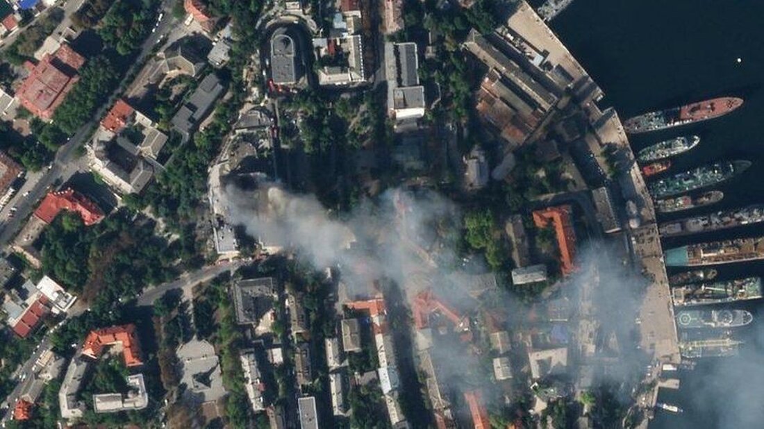 Die Ukraine sagt, der Raketenangriff am Freitag auf das Hauptquartier der russischen Schwarzmeerflotte auf der Krim fiel zeitlich mit einem Treffen von Marinebeamten zusammen. In einer kurzen Erklärung behauptete das ukrainische Militär, der Angriff habe Tote und Verletzte verursacht, nannte jedoch keine weiteren Einzelheiten. Am Freitag teilte Moskau mit, ein Soldat sei nach dem Angriff vermisst worden. Die in der Hafenstadt Sewastopol stationierte Flotte gilt als die beste der russischen Marine. Eine ukrainische Militärquelle teilte der BBC mit, dass der Angriff am Freitag mit Storm Shadow-Raketen durchgeführt wurde, die von Großbritannien und Frankreich geliefert wurden. In der Erklärung des ukrainischen …