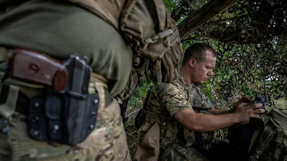 Ukrainische Generäle behaupten, sie hätten die beeindruckende erste Verteidigungslinie Russlands im Süden durchbrochen, wo sich seit Beginn der groß angelegten Invasion Moskaus die meisten Kämpfe konzentrierten. Steht Kiews im Juni gestartete Gegenoffensive nach Monaten langsamer Fortschritte an einem Wendepunkt? „Ja, das stimmt“, sagt Yuriy Sak, ein Berater des ukrainischen Verteidigungsministers, auf die Frage, ob es zu dem Verstoß gekommen sei. „Ich denke, dass wir nach und nach an Dynamik gewinnen“, sagte er. „Wir befinden uns jetzt zwischen der ersten und zweiten Verteidigungslinie“, sagte Brigadegeneral Oleksandr Tarnavskiy, einer der Top-Generäle der Ukraine im Süden, der britischen Zeitung Observer. Seine Worte spiegelten …