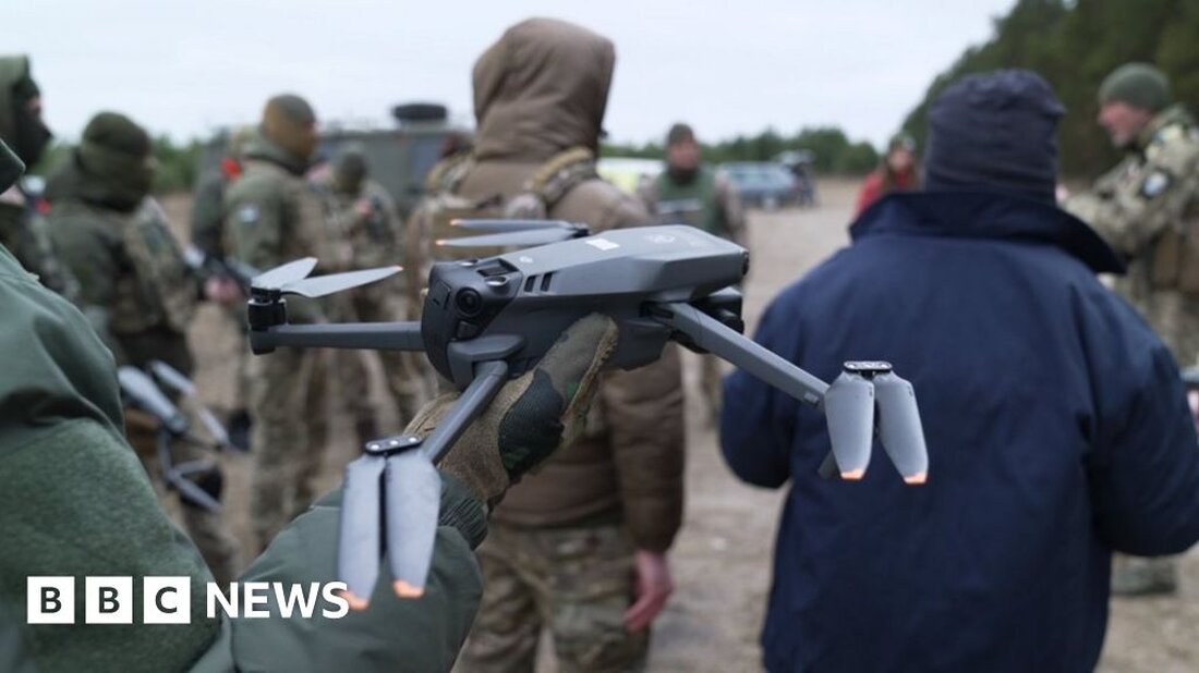 Die Ukraine sagt, dass sie ihre Produktion von Drohnen schnell erhöht, da die Nachfrage an vorderster Front wächst. Die Regierung hat die Importgesetze gelockert und die Steuern für Drohnenteile und -ausrüstung abgeschafft. Die Erweiterung wird durch eine erfolgreiche Spendenkampagne namens Army of Drones finanziert. Mehr als 108 Millionen US-Dollar (87 Millionen Pfund) wurden mit Hilfe von prominenten Unterstützern wie Mark Hamill aus Star Wars gesammelt. Neben dem Kauf und Bau von Drohnen für den Krieg wird das Geld für die Ausbildung neuer Piloten für die Frontlinie ausgegeben. Die BBC wurde zu einer Trainingseinheit für die neueste ukrainische Gruppe von Drohnenpiloten …