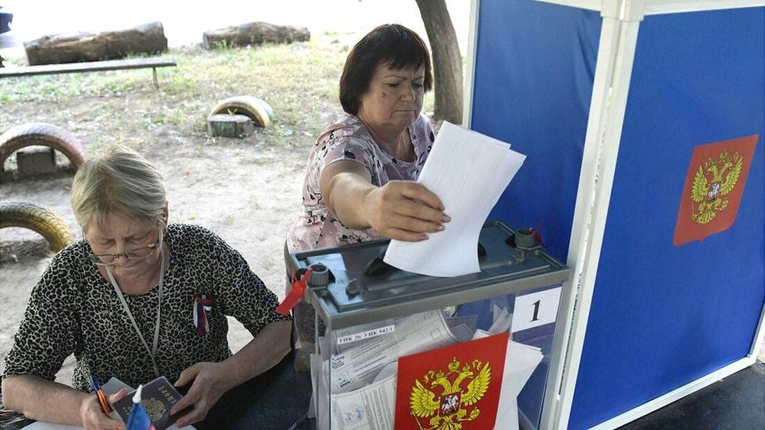 Menschen, die in den von Russland besetzten Gebieten der Ukraine leben, werden aufgefordert, an den von den Behörden als Kommunalwahlen bezeichneten Wahlen teilzunehmen. Der ukrainische Außenminister bezeichnete die Umfragen als „Schein“ und sagte, die Abstimmungen hätten keine rechtliche Gültigkeit. Die Kandidaten sind alle entweder Russen oder Pro-Russianer, darunter auch von Moskau handverlesene Gouverneure. Viele Teilnehmer der ersten Wahl wurden gebeten, ihre Stimme in Anwesenheit bewaffneter russischer Soldaten abzugeben. Ukrainische Beamte haben die Menschen davor gewarnt, daran teilzunehmen. Sie sagen, dass alle ukrainischen Bürger, die an der Organisation der Wahlen beteiligt waren, künftig mit Strafen rechnen müssen. Der Europarat, eine Menschenrechtsorganisation, …