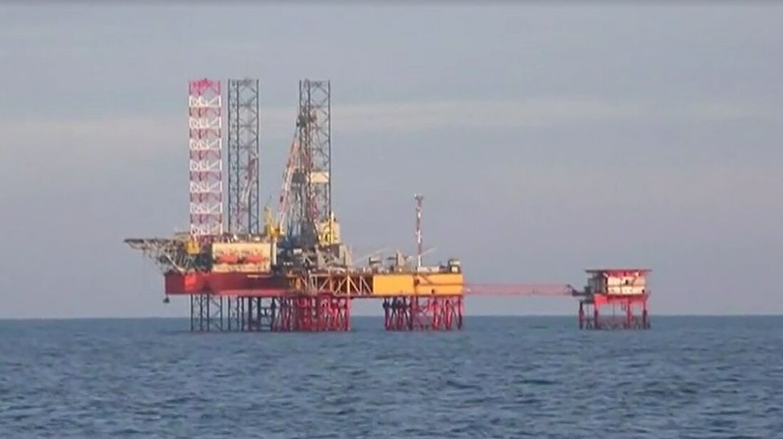 Die Ukraine hat nach eigenen Angaben erfolgreich die Kontrolle über vier Gasbohrplattformen im nördlichen Schwarzen Meer nahe der Halbinsel Krim zurückerobert. Auf einem Video der Operation, die nach Angaben der Ukraine letzten Monat stattgefunden hat, ist zu sehen, wie Spezialeinheiten russische Militärausrüstung entfernen. Russland übernahm 2015 die Kontrolle über die sogenannten Boyko-Türme, kurz nachdem es die Krim illegal annektiert hatte. Seit letztem Jahr gibt es einen Kampf um die Kontrolle über diese strategischen Gewässer. Ein vom ukrainischen Militärgeheimdienst veröffentlichtes Video und eine Erklärung mit dem Titel „Schlacht um das Meer“ bieten einen seltenen Einblick in diesen Konfliktbereich. In dem Video, &hellip;