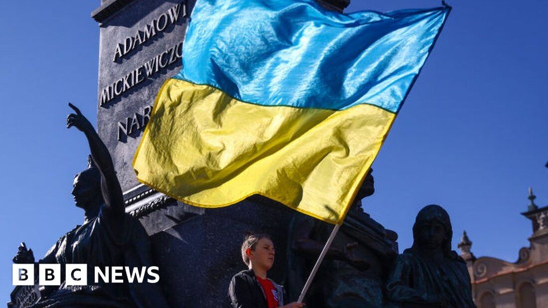 Länder, die die Ukraine „misshandelt“ haben, werden nach Kriegsende zur Rechenschaft gezogen, warnte der ukrainische Außenminister Dmytro Kuleba. In einem BBC-Interview sagte er, dass die Entscheidung, die jede Nation nach Russlands umfassender Invasion getroffen habe, „beim Aufbau zukünftiger Beziehungen berücksichtigt“ werde. Er warnte auch davor, dass Verzögerungen bei westlichen Waffenlieferungen ukrainische Menschenleben kosten würden. „Wenn eine Lieferung um einen Tag verschoben wird, bedeutet das, dass jemand an der Front sterben wird“, sagte er. In einem ausführlichen Interview sprach Herr Kuleba auch darüber, wie er glaubt, dass der Krieg enden wird, die Rolle Chinas im Krieg und seine Enttäuschung darüber, dass …