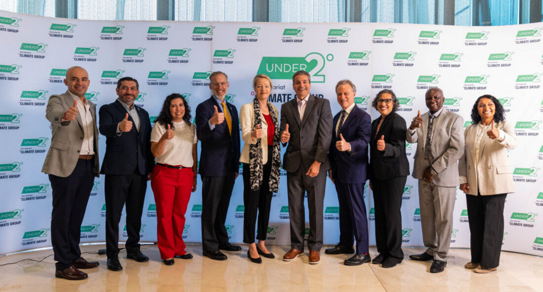 Die Under2 Coalition präsentiert sich auf der Weltklimakonferenz in Dubai Die Under2 Coalition, eine Gruppe von subnationalen Staaten, Regionen und Kommunen, die sich ehrgeizige Ziele im Klimaschutz gesetzt hat, war erstmals auf der Weltklimakonferenz COP 28 in Dubai vertreten. Mit 177 Mitgliedern hat diese Koalition das Ziel, ehrgeizigere Klimaschutzpolitik zu betreiben als ihre nationalen Regierungen. Umweltministerin Thekla Walker, die Baden-Württemberg auf der Konferenz vertrat, betonte die Bedeutung von erneuerbaren Energien für die Zukunft und lobte die Mitglieder der Under2 Coalition, die als wichtige Motoren im Klimaschutz agieren. Die Under2 Coalition repräsentiert eine einzigartige Zusammenarbeit von Regionen auf der ganzen Welt, …