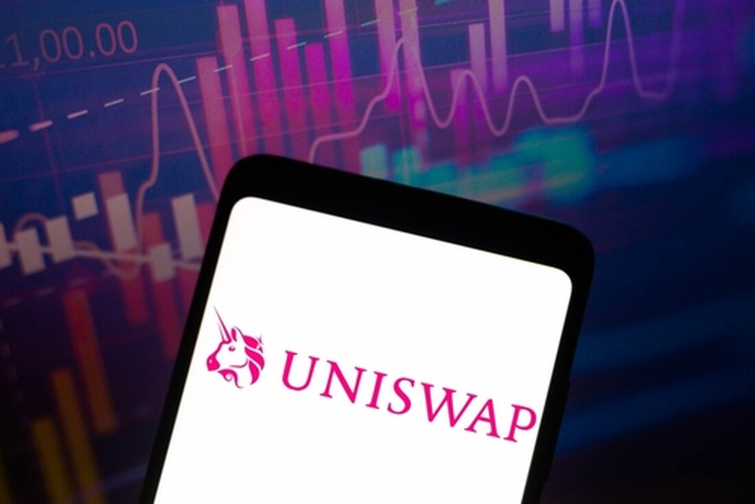 Uniswap-Community lehnt Gebührenvorschlag ab: UNI-Token-Preis sinkt um 7 %. Ungefähr 60 % der Wähler stimmten gegen den Vorschlag und signalisierten damit einen vorsichtigen Umgang mit der Regierungsführung. Die Ablehnung des Vorschlags unterstreicht die Komplexität dezentraler Plattformen wie Uniswap. Am 9. März verzeichnete der Uniswap (UNI)-Preis trotz positiver Marktdynamik einen deutlichen Rückgang, nachdem die Community den UNI V3-Gebührenvorschlag abgelehnt hatte. Der Vorschlag, dessen Abstimmung am 3. März begann, zielte darauf ab, die Rolle des Eigentümers der Uniswap V3 Factory bei der Festlegung der Gebühren zu ändern und die komplexe Dynamik der dezentralen Governance innerhalb des Uniswap-Ökosystems hervorzuheben. Abstimmungsergebnis zum UNI V3-Gebührenvorschlag …