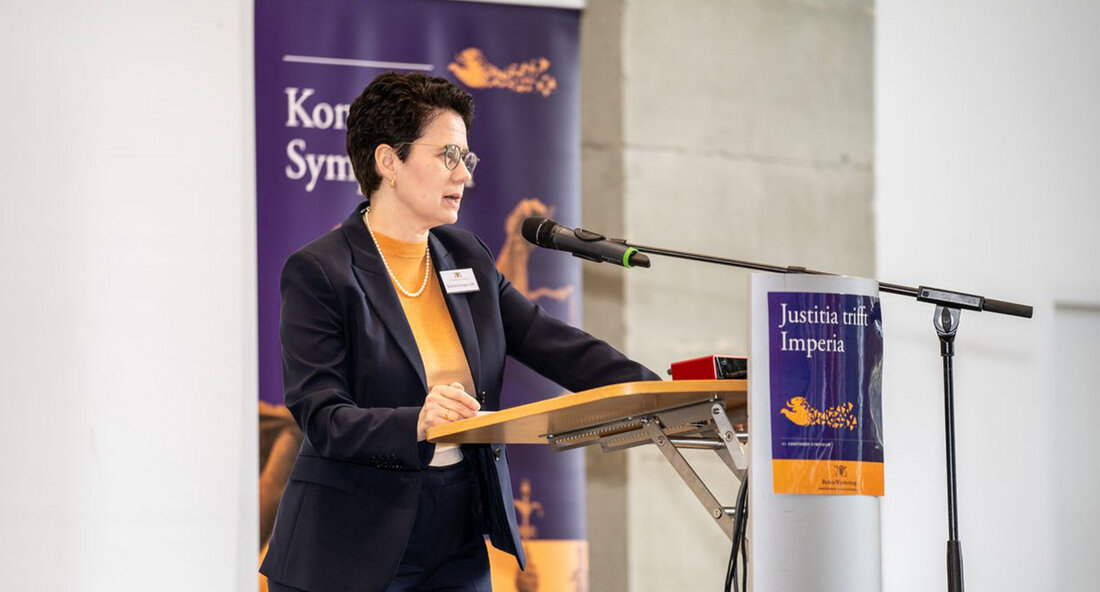 Das 43. Konstanzer Symposium fand unter dem Thema „Deutschland und die Welt im Krisenmodus – Ist unsere Verfassung für die Herausforderungen unserer Zeit gerüstet?“ statt. Fachleute und Experten aus den Bereichen Wissenschaft, Justiz, Politik und Journalismus trafen sich am 21. und 22. März 2024 in Konstanz, um wichtige Fragen zur Verfassung und ihrer Anpassungsfähigkeit an die aktuellen Herausforderungen zu diskutieren. Die Ministerin der Justiz und für Migration, Marion Gentges, betonte in ihrer Eröffnungsrede die Bedeutung der Verfassung als Grundlage und Grenze für staatliche Hoheitsgewalt, besonders in Krisenzeiten. Sie betonte die Verantwortung aller Bürgerinnen und Bürger für die öffentlichen Angelegenheiten in …