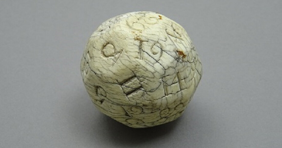 Die Welt als Würfel. 5.000 Jahre Glück im Spiel. Sonderausstellung verlängert Die Würfel sind noch nicht gefallen – Die aktuelle Sonderausstellung im Stadtgeschichtlichen Museum Leipzig zur über 5.000-jährigen Kulturgeschichte des Spielwürfels geht in die Verlängerung. Noch bis Sonntag, den 23.10.2022, ist die interaktive Ausstellung &#8222;Die Welt als Würfel. 5000 Jahre Glück im Spiel&#8220; mit der Würfelsammlung des Leipzigers Jakob Gloger, eine der weltweit umfangreichsten Sammlungen zur Kulturgeschichte des Spielwürfels, im Haus Böttchergäßchen in Leipzig zu sehen. Ausstellung: Die Welt als Würfel Alle hatten ihn bereits in der Hand, aber nur wenige kennen seine Ursprünge. Als eines der ältesten Spiel-Kulturgüter der &hellip;