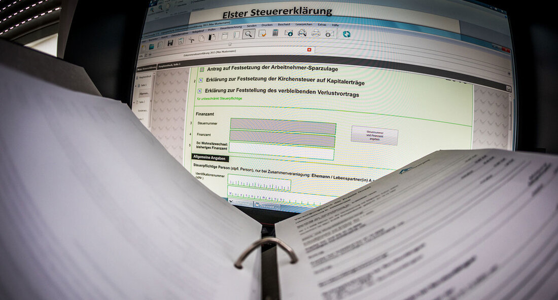Im Jahr 2021 wurden fast 77 Prozent der Einkommensteuererklärungen digital abgegeben. Die Steuerverwaltung hat bereits einen hohen Digitalisierungsgrad, der viele Vorteile für die Bürgerinnen und Bürger hat. Immer mehr Bürgerinnen und Bürger in Baden-Württemberg reichen ihre Einkommensteuer digital ein. Im vergangenen Jahr wurden fast 77 Prozent der Einkommensteuererklärungen elektronisch eingereicht Finanzämter erhalten. Innerhalb der letzten drei Jahre ist die Rate um mehr als acht Prozent gewachsen. Finanzminister Dr. Danyal Bayaz sagte: „Die Digitalisierung bietet zahlreiche Chancen. Unsere Steuerverwaltung weist im Verwaltungsvergleich bereits einen hohen Digitalisierungsgrad auf. Das bietet Vorteile für die Bürgerinnen und Bürger, indem sie zum Beispiel ihre Steuererklärung …