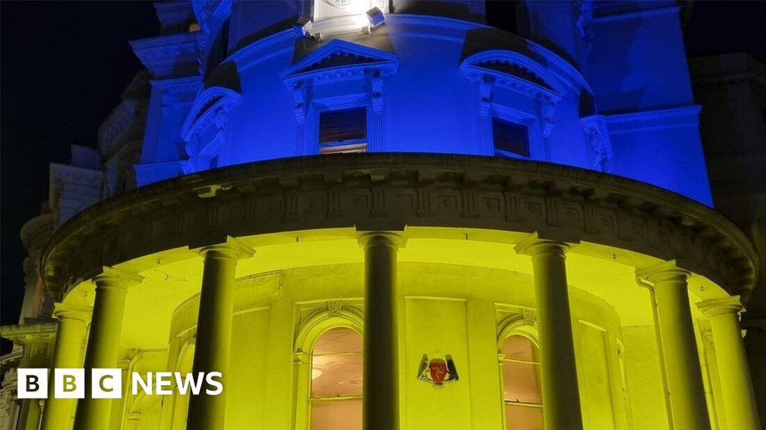 Zahlungen an Menschen, die ukrainischen Flüchtlingen auf der Isle of Man ein Zuhause gegeben haben, könnten verdoppelt werden, wenn Tynwald die vorgeschlagenen Änderungen unterstützt. Aktualisierungen des Isle of Man Homes for Ukraine-Programms würden dazu führen, dass Gastgeber nach sechs Monaten 480 £ pro Monat erhalten, gegenüber den derzeitigen 240 £. Nach dem 31. März würden jedoch keine neuen Finanzierungsanträge angenommen, und das Programm würde ein Jahr später geschlossen. Die Regierung plant außerdem, 100.000 £ für humanitäre Hilfsmaßnahmen zu spenden. Mehr als 100 ukrainische Flüchtlinge wurden von Manx-Haushalten unterstützt, aber das Kabinettsbüro sagte, die Zahl der Menschen, die im Rahmen des …
