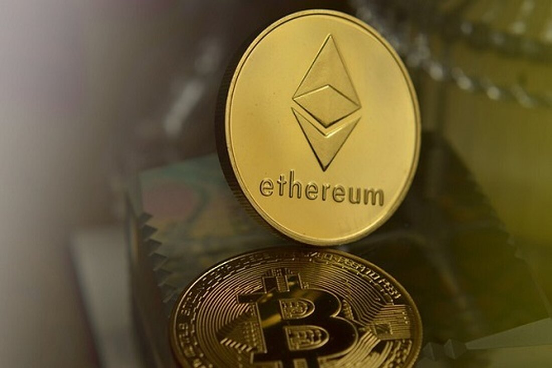 Die Zuflüsse in Ethereum-ETFs übertreffen die Zuflüsse in Bitcoin-ETFs. Der iShares Ethereum Trust (ETHA) ETF von BlackRock liegt mit einem Zufluss von 89,51 Millionen US-Dollar am 23. Dezember 2024 an der Spitze. Diese Marktverschiebung könnte ein Zeichen für eine Altcoin-Saison im Jahr 2025 sein. In einer überraschenden Wendung der Ereignisse auf dem Kryptowährungsmarkt verzeichneten Ethereum-Spot-ETFs erhebliche Zuflüsse, die die bei Bitcoin-ETFs festgestellten Abflüsse übertrafen. Am 23. Dezember 2024 verzeichneten Ethereum-ETFs einen Nettozufluss von 130,8 Millionen US-Dollar, wobei der iShares Ethereum Trust (ETHA) ETF von BlackRock mit 89,50 Millionen US-Dollar an der Spitze lag und der Ethereum ETF (FETH) von Fidelity …
