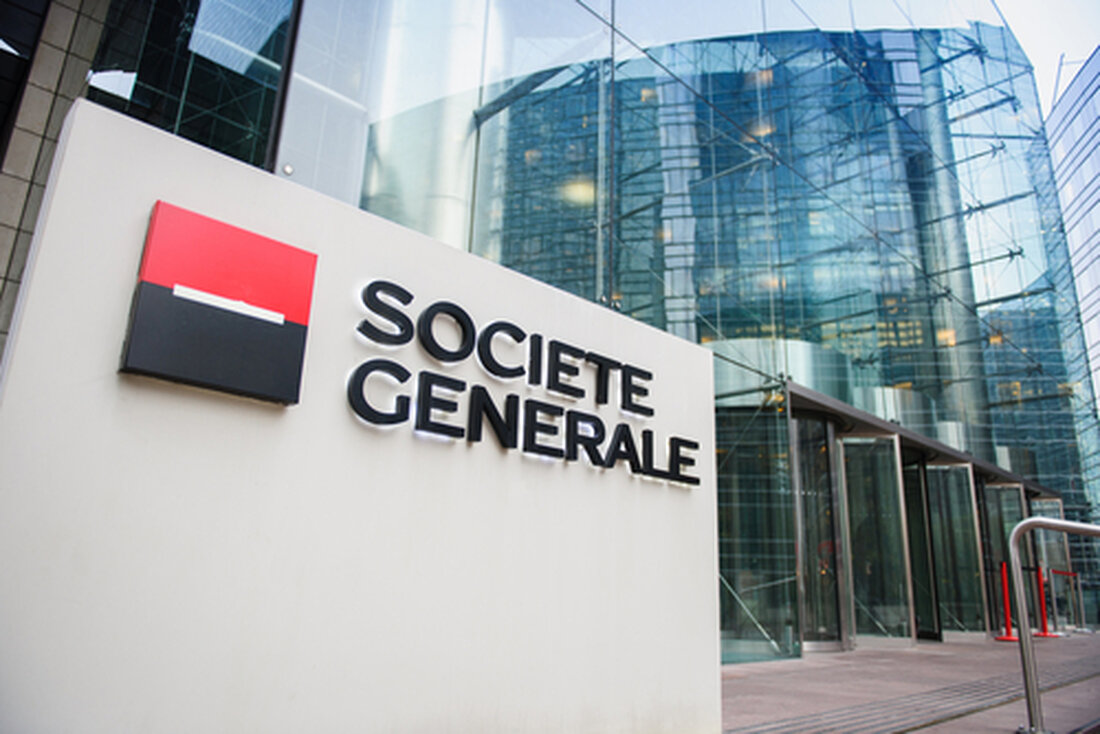 Die zentralen Thesen Society General hat seine an Euro gebundene Stablecoin im Ethereum-Netzwerk eingeführt. Der Stablecoin EURCV steht Anlegern zur Verfügung, die von der Societe Generale an Bord genommen wurden. Der Stablecoin soll die Lücke zwischen den traditionellen Kapitalmärkten und dem Ökosystem der digitalen Assets schließen. Die Societe Generale bringt ihre Stablecoin auf den Markt Societe Generale, ein großes französisches Bank- und Finanzdienstleistungsunternehmen, wird seine an Euro gebundene Stablecoin auf der Ethereum-Blockchain einführen. Die Bank wird den Stablecoin über ihren dedizierten Zweig für digitale Vermögenswerte einführen. Nach Angaben der Bank wird der Stablecoin EUR CoinVertible (EURCV) heißen und ab heute, …