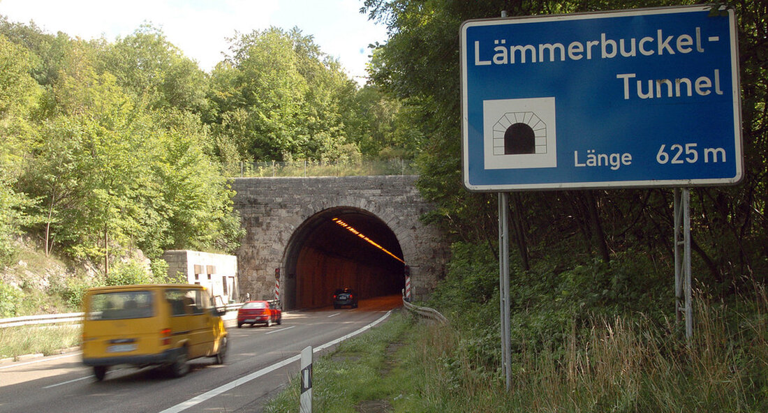 Die ersten Straßentunnel des Landes werden mit dem digitalen Funksignal DAB + ausgestattet. Dies ermöglicht einen unterbrechungsfreien digitalen Radioempfang während der Durchfahrt. Darüber hinaus sind Sicherheitswarnungen an die Fahrer und der Empfang des Digitalradios für Polizei und Rettungsdienste in den nachgerüsteten Tunneln möglich. Ab dem 1. April 2021 kann das digitale Radiosignal Digital Audio Broadcasting + (DAB +) im Leutenbach-Tunnel in der Bundesstraße 14 (Rems-Murr-Kreis bei Winnenden) empfangen werden. Zu diesem Zweck wurde im Februar die Technologie des rund 1.080 Meter langen Zweirohr-Straßentunnels modernisiert. Andere Tunnel wurden bereits aktualisiert. Die Innovation ermöglicht nicht nur einen unterbrechungsfreien digitalen Funkempfang beim Fahren …