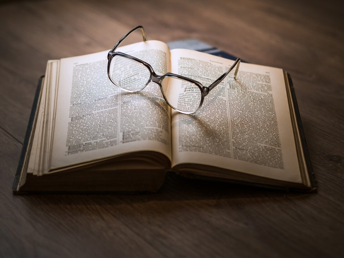 Buchtipps: Was liest der Buchhändler selber in den Ferien? Harald Kirchner, Mitarbeiter der Buchhandlung Ludwig Wilde in Kreuzberg, ist ein wahrer Bücherfanatiker. Er reist mit einem hochgeschätzten Autor und möchte sicherstellen, dass seine Stammkunden gut auf seinen Urlaub vorbereitet sind. Aber was empfiehlt er für die Pause und was liest er selber in den Ferien? Kirchner empfiehlt jedem, der es noch nicht gelesen hat, das Buch „Café ohne Namen“ von Robert Seethaler. Das Werk entführt den Leser auf eine Zeitreise ins Wien der 60er-Jahre und besticht durch eine klare und prägnante Sprache, die es schafft, ein detailgetreues Bild zu zeichnen. …