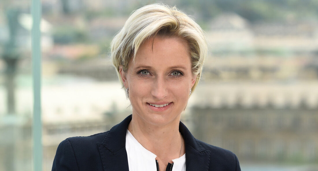 Wirtschaftsministerin Nicole Hoffmeister-Kraut hat die Herbstumfrage der Industrie- und Handelskammer Baden-Württemberg kommentiert. Wirtschaftsminister Dr. Nicole Hoffmeister-Kraut im Hinblick darauf erklärt Ergebnisse der aktuellen Wirtschaftsumfrage der Industrie- und Handelskammer Baden-Württemberg (BWIHK):: „Die Stabilisierungsmaßnahmen von Bund und Ländern treten in Kraft. Aber wir sehen immer noch, dass der Ausweg aus der Krise kein sicherer Erfolg ist. Für die zweite Jahreshälfte und darüber hinaus ist es jetzt wichtig, den Aufschwung zu stabilisieren “, sagte Hoffmeister-Kraut. Die Umfrage zeigt auch deutlich, wie stark steigende Infektionszahlen die Unternehmenserwartungen belasten. Dies unterstreicht die Notwendigkeit, eine zweite Sperrung durch die Landesregierung zu verhindern, die geeignete Maßnahmen zum …