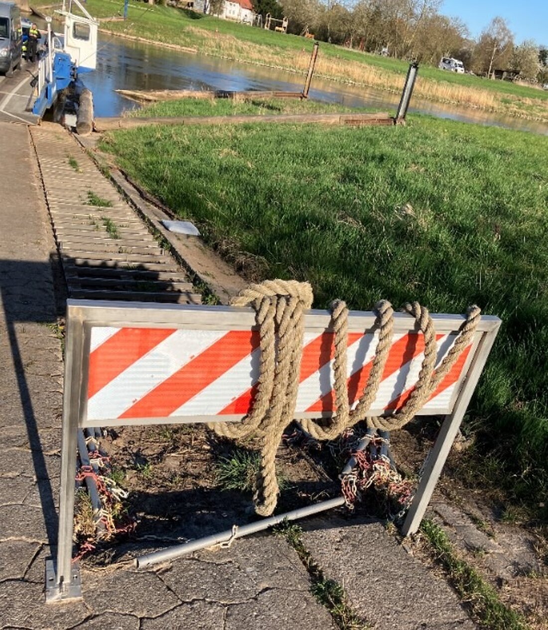 Unbekannte Täter entwendeten ein Stahlelement am Fähranleger Großenwieden/Rumbeck. Polizei sucht Zeugen!