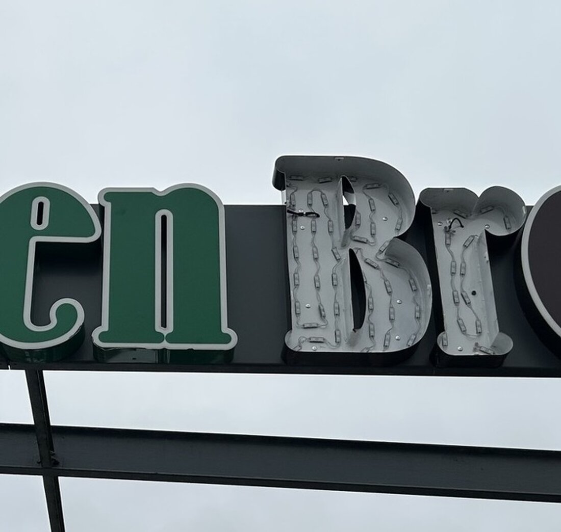 Unbekannte entwendeten Buchstaben eines Reklameschildes einer Bäckerei in Büdesheim. Polizei sucht Zeugen zur Aufklärung.