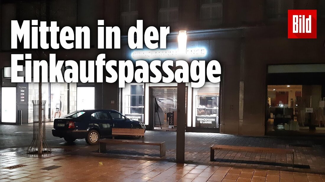 Verfolgt der Kripo jetzt die Gangster? Nach dem Millionen-Dollar-Coup in der Leipziger Innenstadt, bei dem ein Auto gegen ein Juweliergeschäft prallte, entdeckte die Polizei das gesuchte Fluchtfahrzeug. Und die Ermittler sind sich sicher: Die Bande raste in zwei Autos durch die historische Mädlerpassage! #leipzig #diebstahl #polizei —————————————- ————————————————– ———— 🔴 Abonniere jetzt unseren Kanal und aktiviere die Glocke! 🎥 „Heroin in Berlin“ – Das Gift aus der U-Bahn | Der exklusive Bericht: https://on.bild.de/2M3mVfQ 🎥 V-Mann „Miami Gianni“ packt aus: Undercover zwischen Zuhältern, Rockern und Clans – https://on.bild.de/3dZGq0K 🎥 „Blind Hass – Wie Wird ein normaler Junge ein Killer-Neonazi? “- die …