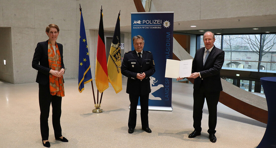 Amtswechsel beim Polizeipräsidium Konstanz: Polizeivizepräsident Gerold Sigg ist in den Ruhestand getreten. Sein Nachfolger wird der bisherige Vizepräsident des Landeskriminalamtes Baden-Württemberg, Hubert Wörner. „Polizeipräsident Gerold Sigg ist ein Chef der alten Schule. Aufgrund seiner bodenständigen und menschlichen Art, seiner Offenheit gegenüber allen Mitarbeitern und seiner fachlichen Kompetenz genießt er zu Recht ein hohes Ansehen weit über die Grenzen des Polizeipräsidiums Konstanz hinaus. Gerold Sigg hat stets seinen außerordentlichen Erfahrungsschatz und sein Engagement eingebracht und damit die Polizei unseres Landes nachhaltig geprägt“, sagte Staatssekretär im Innenministerium Wilfried Klonk anlässlich der Pensionierung von Polizeipräsident Gerold Sigg. Aufgrund der aktuellen Corona-Situation musste dies …