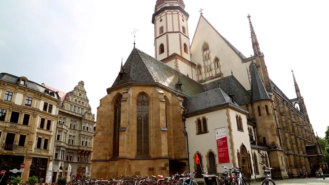 Dies ist Ihr Leitfaden für 24 Stunden in Leipzig! Was kosmopolitische deutsche Städte angeht, gibt es nur wenige, die cooler sind als Leipzig. ‚Hypezig‘ (wie die Einheimischen es nennen) ist ein blühendes Zentrum für Kunst, Mode, Gastronomie und alternative Kultur. Sie wären also wirklich verrückt, wenn Sie es nicht ausprobieren würden. Los geht’s! Weitere Informationen finden Sie unter http://www.germany.travel/leipzig ———————————– ————————————————– —————————– Das GNTB muss bei der Auftragsvergabe die Vergaberegeln für Organisationen des öffentlichen Sektors einhalten. Dazu gehören insbesondere sehr strenge Beschränkungen für die Platzierung von Produkten und Themen sowie für die abgedeckte Werbung in dem zu erstellenden Video / …