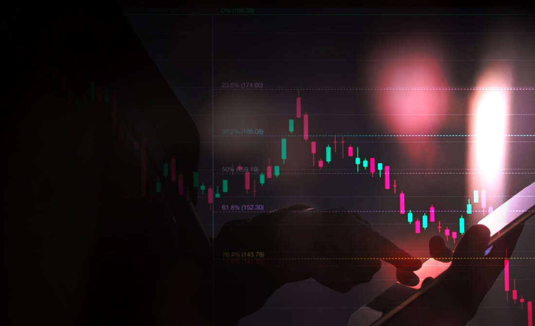 Der Farcana-Token (FAR) ist aufgrund eines gemeldeten Wallet-Hacks um 60 % eingebrochen. Farcana hat auf die Berichte über die Sicherheitsverletzung reagiert, zur Vorsicht gemahnt und den Benutzern versichert, dass weiterhin Sicherheitsbemühungen unternommen würden. Farcana wurde 2022 gegründet und erhielt erhebliche Unterstützung von Investoren wie Animoca Brands und Polygon Ventures. Das beliebte Blockchain-basierte Shooter-Spiel Farcana erlebte nach Berichten über eine kompromittierte Wallet einen Kurssturz seines nativen Tokens FAR um 60 %. Der Vorfall hat bei Investoren und Spielern gleichermaßen Besorgnis ausgelöst und die inhärenten Risiken aufgezeigt, die mit digitalen Vermögenswerten und dezentralen Plattformen verbunden sind. Die Sicherheitslücke bei Farcana Farcanas Probleme …