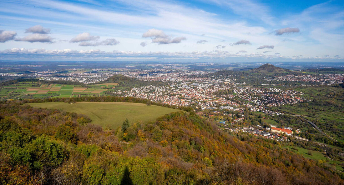 Neue Förderlinie für nachhaltige Strukturentwicklung in ländlichen Gemeinden Das Land hat eine neue Förderlinie ins Leben gerufen, die es Kommunen ermöglicht, Maßnahmen zum Klimaschutz und zur Klimaresilienz in ihre Strukturentwicklung zu integrieren. Unter dem Namen „Modellgemeinden Nachhaltige Strukturentwicklung“ (MOGENA) sollen insbesondere die ländlichen Räume in Baden-Württemberg unterstützt werden, um den Herausforderungen des Klimawandels aktiv zu begegnen. Minister Peter Hauk betonte die Dringlichkeit, mit der Gemeinden ihre Entwicklungsstrategien an die veränderten klimatischen Bedingungen anpassen müssen. Angesichts der jüngsten Hochwasserschäden und der zunehmenden Anzahl an Hitzetagen sei es unverzichtbar, hitze- und wassersensible Dorf- und Stadtentwicklung in den Fokus zu rücken. Beispiele wie …