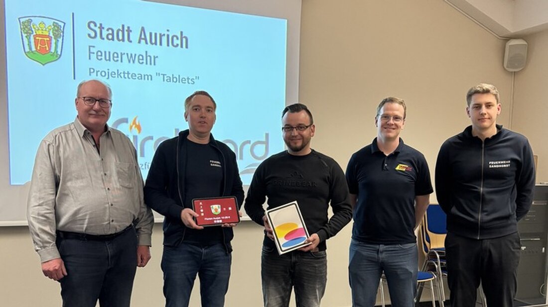 Auricher Feuerwehren testen digitale Einsatzkoordination mit Tablets zur Optimierung der Alarmierung und Effizienz im Starkregen-Einsatz.