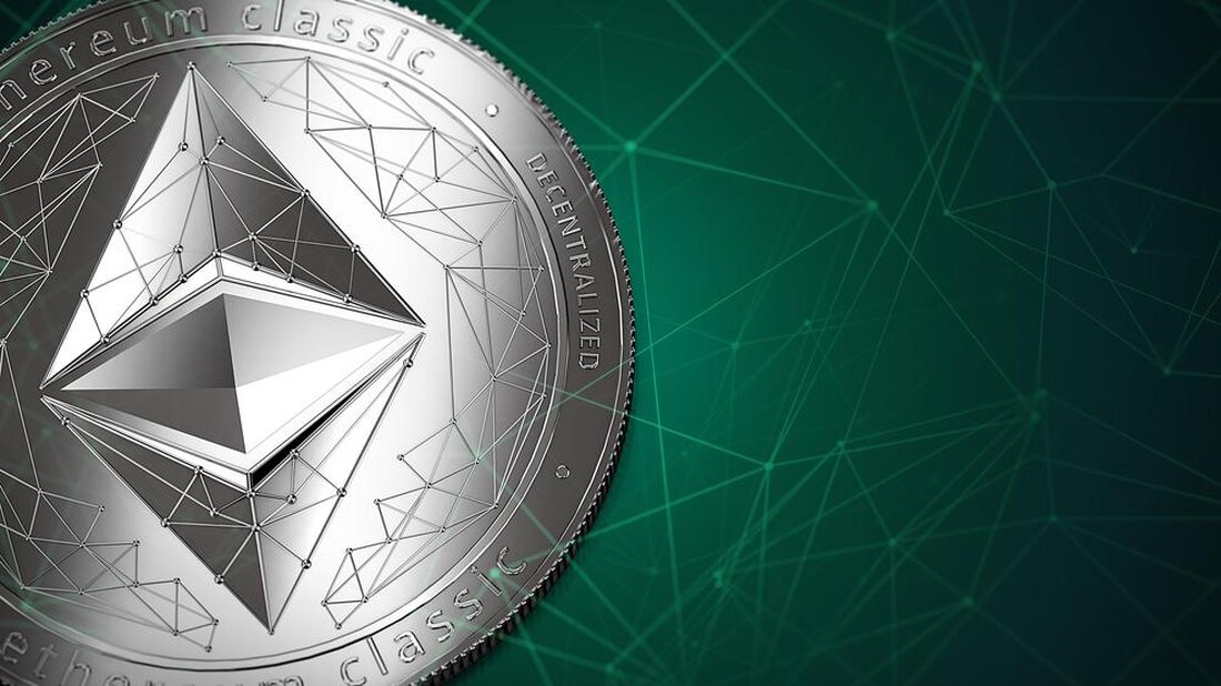 Ein chinesischer SEC-Beamter, der an der Entwicklung des digitalen Yuan beteiligt ist, hat enthüllt, dass der CBDC im Ethereum-Netzwerk eingerichtet werden kann. Die virtuelle Währung befindet sich derzeit in der Testphase, an der verschiedene Banken beteiligt sind, und die Regierung drängt darauf, sie bei den kommenden Olympischen Spielen einzuführen. Yao Qian, Direktor des Wissenschafts- und Technologieregulierungsbüros der China Securities Regulatory Commission, hat seine Ansichten zur Zukunft der von China entwickelten digitalen Währung geteilt. Man könnte sich Yao Qian als SEC-Kommissar vorstellen. Darüber hinaus wurde er mit einer freundlichen Haltung gegenüber Kryptowährungen mit &#8222;Kryptomutter&#8220; Hester Peirce gleichgesetzt. Seit der Einführung des &hellip;