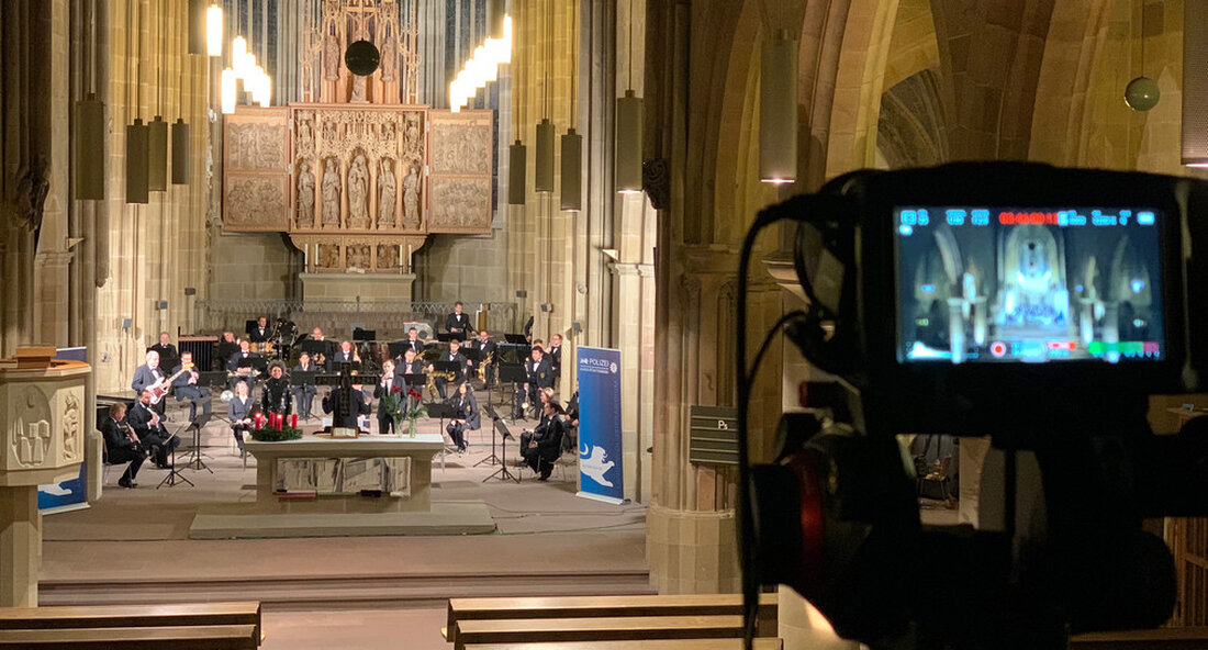 In diesem Jahr feiert das State Police Orchestra sein 100-jähriges Bestehen. Am Ende des Jubiläumsjahres lädt Sie die baden-württembergische Polizei zu einem digitalen Weihnachtskonzert ein. Das Konzert wird am Sonntag, den 6. Dezember, ab 17 Uhr auf dem YouTube-Kanal der Polizei verfügbar sein. Minister Thomas Strobl: „Das gratuliere ich Staatspolizeiorchester Baden-Württemberg zu diesem besonderen Jubiläum in einem außergewöhnlichen Jahr und ich bin stolz auf das, was sich aus einem kleinen Freizeitmusikkorps entwickelt hat. „“ 100 Jahre Staatspolizei-Orchester „Eines der renommiertesten professionellen Blasorchester Deutschlands – unser Staatspolizeiorchester Baden-Württemberg – ist 100 Jahre alt. Es ist beeindruckend, was sich aus einem kleinen …