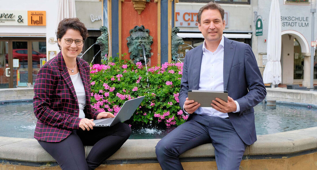 Baden-Württemberg und Bayern treiben gemeinsam eine Digitaloffensive in der Justiz voran – etwa mit E-Akten, Videoverhandlungen oder elektronischem Rechtsverkehr. Beim Expertengipfel „Auf dem Weg zur digitalen Gerechtigkeit des 21. Jahrhunderts“ tauschten Delegationen beider Länder Erfahrungen, Initiativen und Ideen aus. E-Akten, Videoverhandlungen, elektronischer Rechtsverkehr: Im Süden treiben vor allem Baden-Württemberg und Bayern den digitalen Wandel in der Justiz voran. Baden-Württembergs Justizministerin tagte vor dem Landgericht Ulm Marion Gentges und Bayerns Justizminister Georg Eisenreich beim grenzüberschreitenden Fachgipfel. Zum Thema „Auf dem Weg zur digitalen Justiz des 21. Jahrhunderts“ tauschten Fachdelegationen beider Länder Erfahrungen, Initiativen und Ideen aus. Zuvor waren der Minister und …