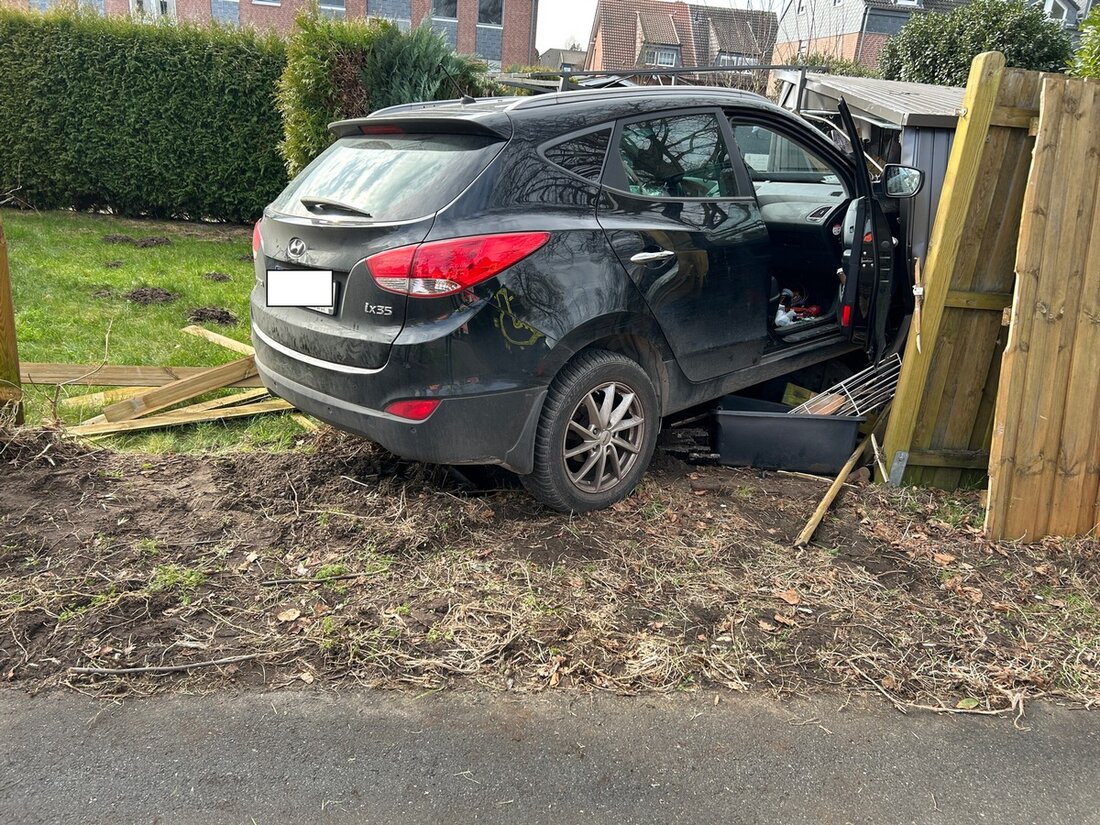 Feuerwehr Dinslaken eilte zu einem Verkehrsunfall mit zwei PKW auf der Weseler Straße. Alle Beteiligten wurden ins Krankenhaus gebracht.