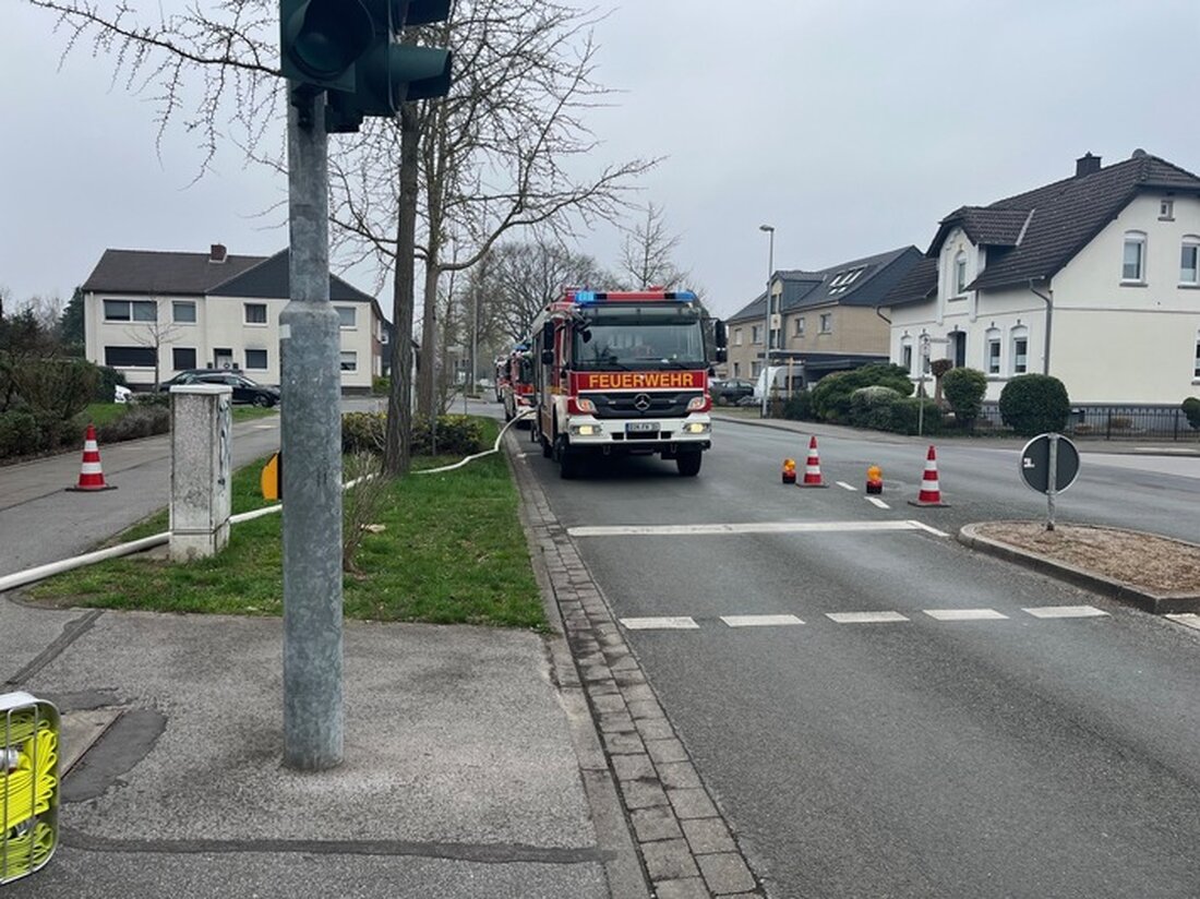 Feuerwehr Dinslaken rückte wegen Gasgeruch und Brandmeldeanlage in der Innenstadt aus. Glücklicherweise keine Gefahren festgestellt.