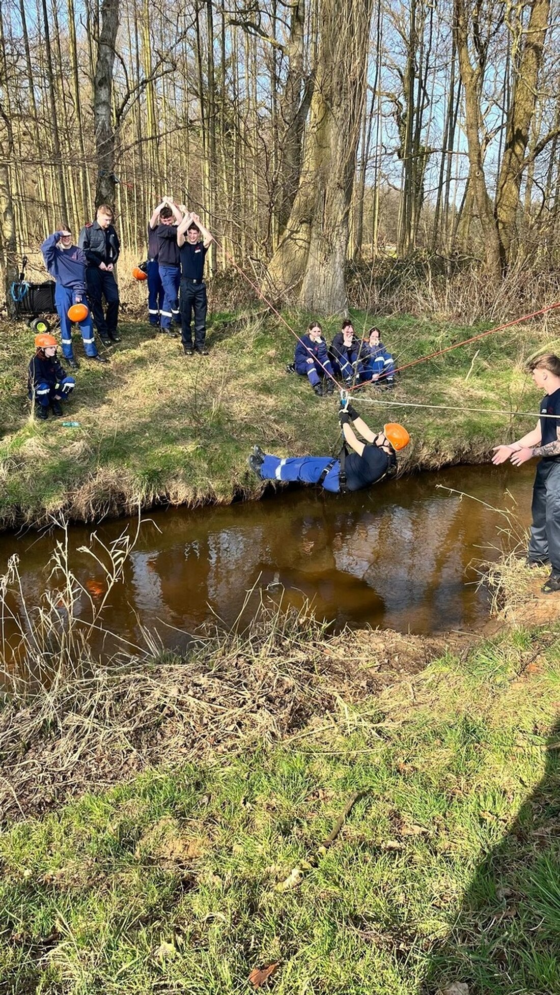 Die Feuerwehr Dinslaken bildet neue Truppmänner und -frauen aus. 16 Teilnehmer lernen Grundkenntnisse für den Einsatz.