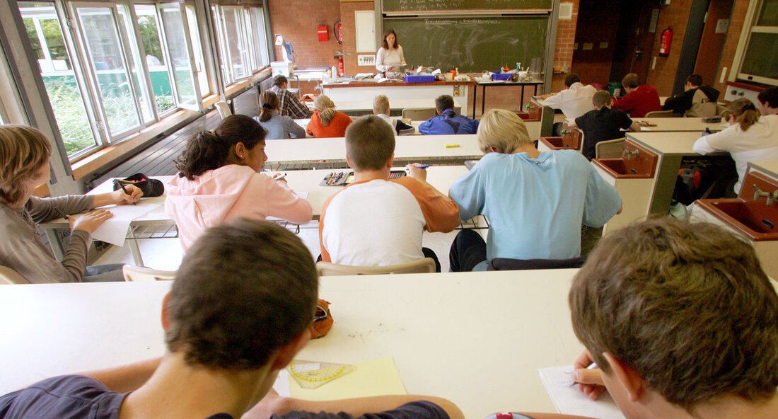 Schülerwettbewerb „Die Deutschen und ihre Nachbarn im Osten“: 42 Schülerinnen und Schüler ausgezeichnet Im Rahmen des Schülerwettbewerbs „Die Deutschen und ihre Nachbarn im Osten“ wurden 42 Schülerinnen und Schüler aus Baden-Württemberg für ihre kreativen Werke zum Thema „Europäische Geschichte(n) &#8211; Serbien und Baden-Württemberg“ ausgezeichnet. Mehr als 3.200 Schülerinnen und Schüler haben sich in diesem Jahr intensiv mit den kulturellen und historischen Verflechtungen zwischen dem deutschen Südwesten und dem östlichen Europa auseinandergesetzt. Der Schülerwettbewerb wurde bereits im Jahr 1970 ins Leben gerufen und hat sich seitdem zu einer bedeutenden Plattform für den interkulturellen Austausch entwickelt. Unter der Schirmherrschaft des stellvertretenden Ministerpräsidenten &hellip;