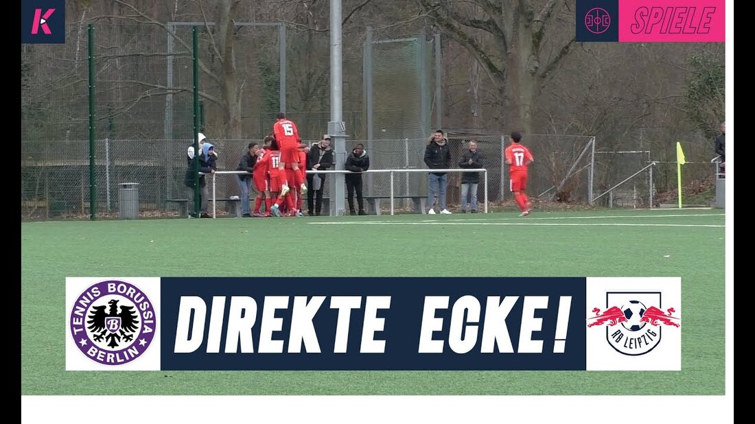 JETZT ABONNIEREN ❗ ➡ https://bit.ly/spreekicktv_abo ⬅ ❗ 06.04.2022 – 14. Spieltag in der B-Junioren Regionalliga Nordost Mit zehn Siegen in Folge will Tabellenführer RB Leipzig II gegen Tennis Borussia aus Berlin, wer ebenfalls seit vier Spielen ungeschlagen, stellen im schwierigen Auswärtsspiel ihre spielerische Qualität unter Beweis. Schlagt die Mannschaft von Trainer Tim Krömer den Tabellenvierten oder gelingt Tennis Borussia eine kleine Überraschung? Die Regionalliga Nordost auf KICK.TV Wir nehmen Sie mit auf die Fußballplätze der Berliner Fußballvereine und sind für Sie da! Spielzusammenfassungen, Interviews, Analysen, Berichte und spannende Geschichten. Dabei spielt es keine Rolle ob Pokal, Bezirksliga, Oberliga oder Regionalliga. …