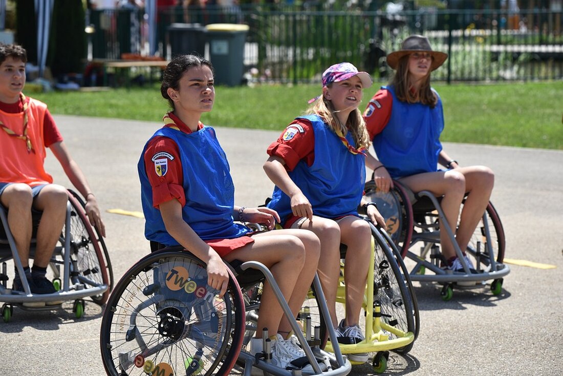 Im Juli steht der Disability Pride Month im Mittelpunkt, eine Initiative, die auf die Situation und Bedürfnisse von Menschen mit Behinderung aufmerksam machen soll. Bezirksbürgermeister Jörn Oltmann betont die Bedeutung dieser Aktion und zeigt dies durch das Hissen der Disability Pride Flagge vor dem Rathaus Schöneberg. Die Vorsitzende des Beirats von und für Menschen mit Behinderung, Katja Daus, unterstreicht, dass jeder Tag im Jahr als Disability Pride Tag angesehen werden sollte, jedoch der Disability Pride Month eine besondere Bedeutung hat, da er die Forderungen und Feierlichkeiten für Menschen mit Behinderung hervorhebt. Die Disability Pride Bewegung entstand in den USA und …