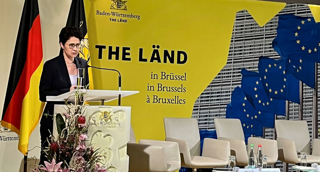 Im Rahmen einer Veranstaltung in der Landesvertretung in Brüssel haben Justizministerin Marion Gentges und Staatssekretär Siegfried Lorek für Verbesserungen in der gemeinsamen europäischen Asylpolitik geworben. Ministerin der Justiz und für Migration Marion Gentges und Migrationsstaatssekretär Siegfried Lorek machen sich in Brüssel für eine gesamteuropäische Lösung in der Asylpolitik stark. Im Rahmen der Abendveranstaltung am 21. März 2023 zum Thema „Das neue gesamteuropäische Asylsystem – endlich Abhilfe in der Migrationskrise?“ in der Vertretung des Landes Baden-Württemberg bei der Europäischen Union in Brüssel wurden vor hochrangigen Vertreterinnen und Vertretern der Institutionen der Europäischen Union (EU) konkrete Erwartungen an ein Gesamteuropäisches Asylsystem diskutiert: …