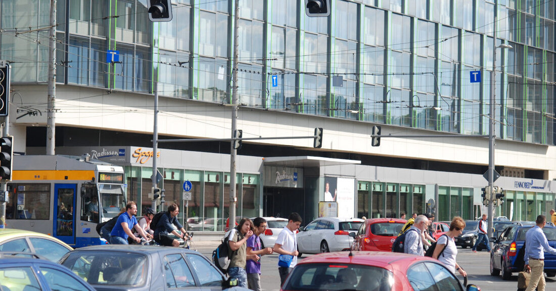 Diskussionsveranstaltung: Wie viel Auto braucht die Großstadt? Am Dienstag, 26. September 2023, steht die Frage „Wie viel Auto braucht die Großstadt“ im Mittelpunkt der gemeinsamen Veranstaltung von Scientists 4 Future Leipzig und dem Referat Wissenspolitik, die vierteljährlich wechselnde Themen des Klimaschutzes aufgreift. Moderiert von Dominic Memmel, Scientists 4 Future, diskutieren die folgenden Experten über das Thema: Michael Jana, Leiter des Verkehrs- und Tiefbauamts Volker Lux, Hauptgeschäftsführer der Handwerkskammer zu Leipzig Rosalie Kreuijer, stellv. Vorsitzende ADFC Leipzig Matthias Petzold, SUPERBLOCKS Leipzig e.V. Angela Francke, Verkehrspsychologin TU Dresden. Die Veranstaltung findet im Stadtbüro auf dem Burgplatz 1 in 04109 Leipzig statt und …