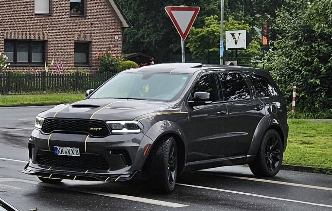 In Kempen wurde ein grauer Dodge Durango gestohlen. Hinweise bitte an die Polizei Viersen unter 02162/377-0.