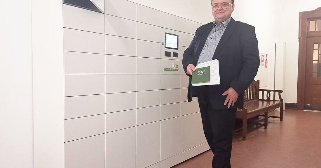 Dokumentenausgabestation des Amt Bürgerservice geht in Betrieb In einem Pilotprojekt testet die Abteilung Standesamt im Amt Bürgerservice ab 1. Dezember 2022 eine Dokumentenausgabestation für Sterbefallbeurkundungen. Bestatterinnen und Bestatter können damit ohne vorherigen Termin dem Standesamt wichtige Unterlagen bereitstellen oder diese entgegennehmen. Uwe Bernhardt, Abteilungsleiter Standesamt, testet die neue Dokumentenausgabestation. © Stadt Leipzig  Bisher konnten sie ihre Unterlagen nur postalisch einreichen beziehungsweise persönlich abgeben und abholen. Dieser Prozess wird durch die neue Dokumentenausgabestation nun deutlich vereinfacht. Bei dem neuen Ausgabesystem des Standesamts handelt es sich um einen ersten Testbetrieb für das Amt Bürgerservice. Perspektivisch sollen ähnliche Dokumentenausgabestationen auch für die Bürgerbüros &hellip;