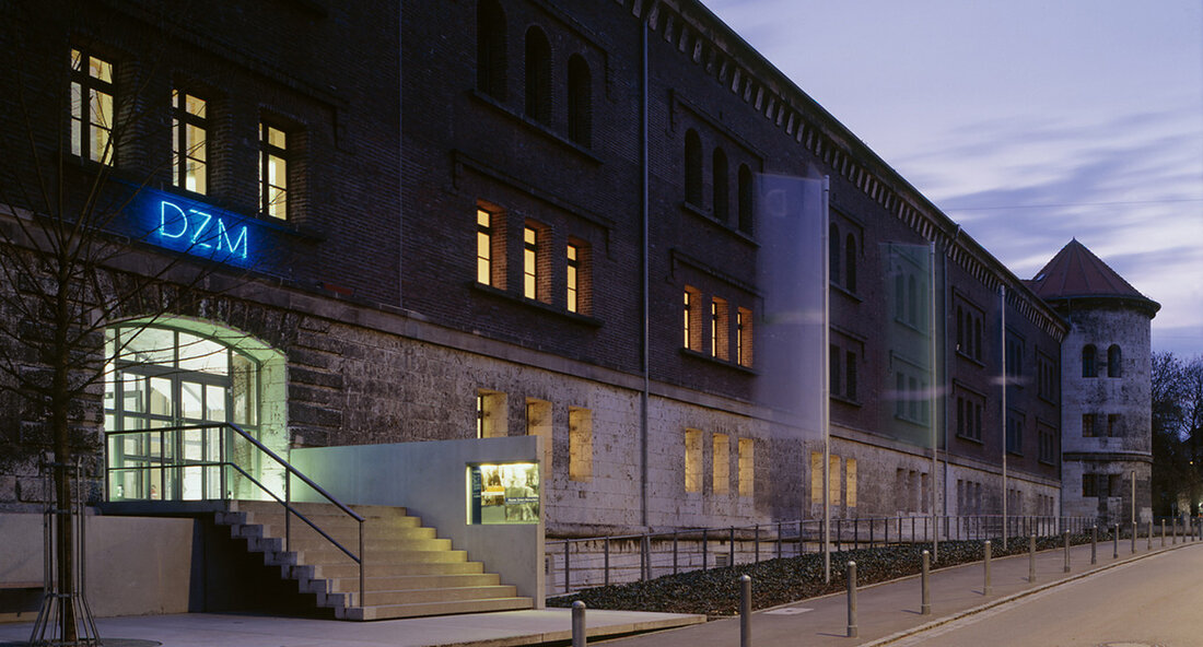 Mit dem Donauschwäbischen Kulturpreis werden Kulturschaffende und Kulturvermittelnde ausgezeichnet, die die donauschwäbische Kultur bis heute im In- und Ausland lebendig halten. In diesem Jahr wird der Preis für den Bereich Kulturvermittlung ausgeschrieben. „Die Geschichte der Donauschwaben ist ein wichtiger Teil der europäischen Migrationsgeschichte. Ihre Einwanderung im 18. Jahrhundert in den mittleren Donauraum war eine Bereicherung und ein Zugewinn für die Wirtschaft und Kultur der heutigen Länder Rumänien, Ungarn, Serbien und Kroatien. Die Dialekte, Trachten und Feste der donauschwäbischen Landsmannschaften zeugen dabei noch heute von einer großen regionalen Vielfalt“, sagt der Stellvertretende Ministerpräsident, Innenminister und Landesbeauftragte für Vertriebene und Spätaussiedler Thomas …