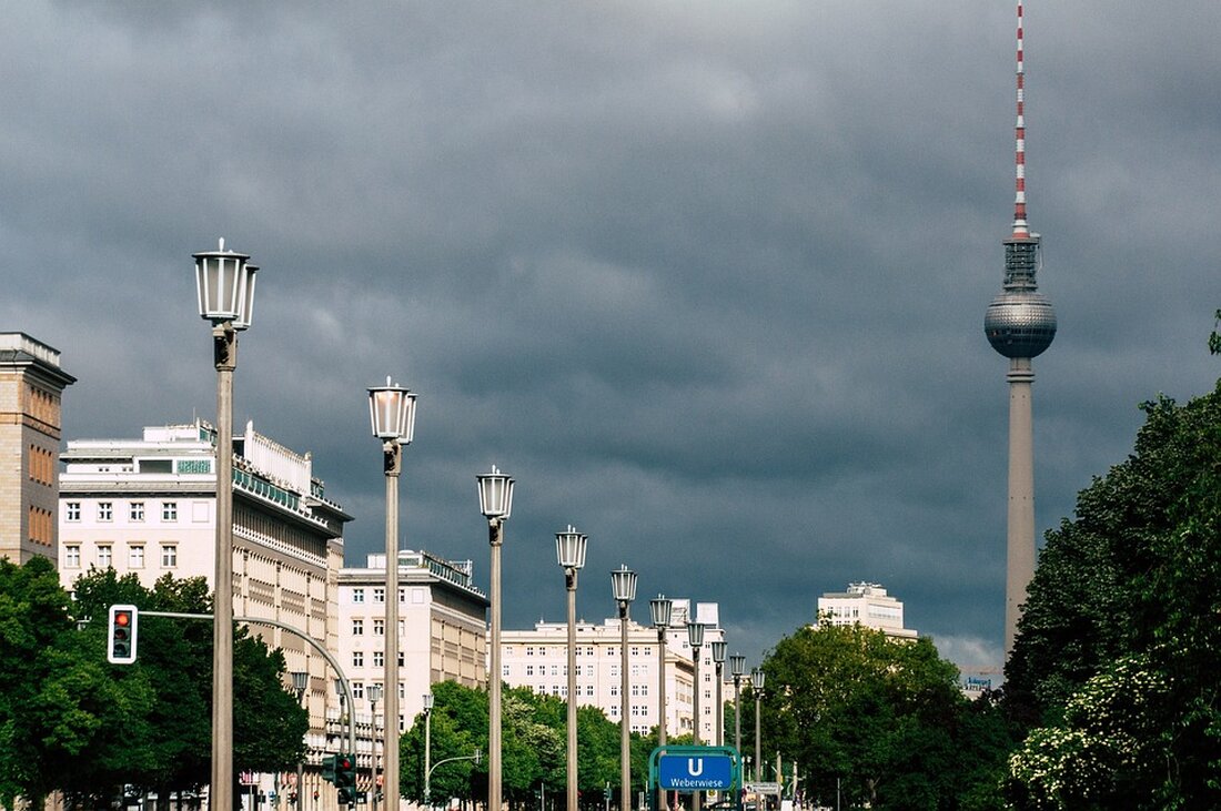 Die Sommerferien sind da und damit auch wieder die Aktion #DontLitterWhatYouLove, die vom Bezirksamt Friedrichshain-Kreuzberg und der Berliner Stadtreinigung (BSR) ins Leben gerufen wurde, um für einen verantwortungsvollen Umgang mit Abfällen und die Verwendung von umweltfreundlichen Mehrwegbehältnissen zu werben. Die Kampagne startet am 7. Juni und wird an touristischen Hotspots im Bezirk sichtbar sein. Bezirksbürgermeisterin Clara Herrmann betont die Bedeutung der Aktion für die Zero-Waste-Strategie des Bezirks und weist darauf hin, dass täglich 42.000 Plastik- und Pappbecher in Friedrichshain-Kreuzberg weggeworfen werden, was sich über eine Strecke vom S-Bahnhof Frankfurter Allee bis zum Alexanderplatz erstrecken würde. Die Kampagne zielt darauf ab, …