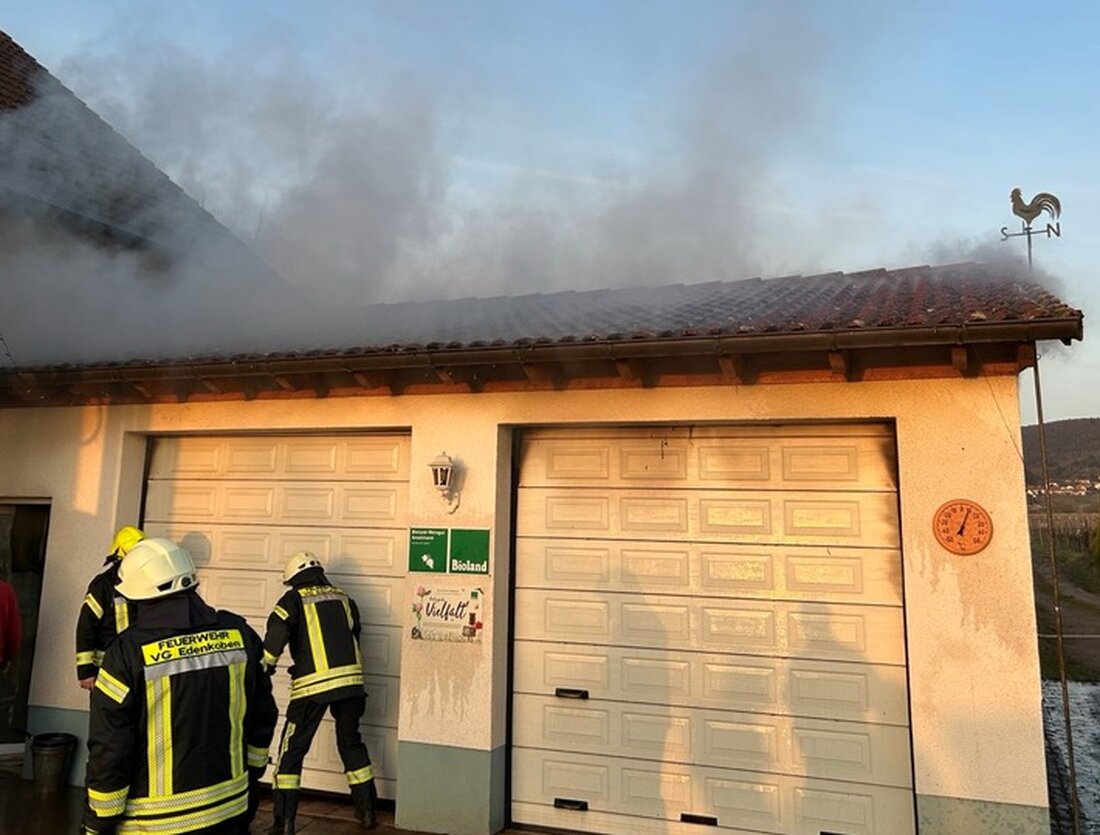 Am 21.03.2025 meldete die Polizei einen Brand in einer Doppelgarage in Edenkoben. Feuerwehr und Rettungsdienst waren im Einsatz.