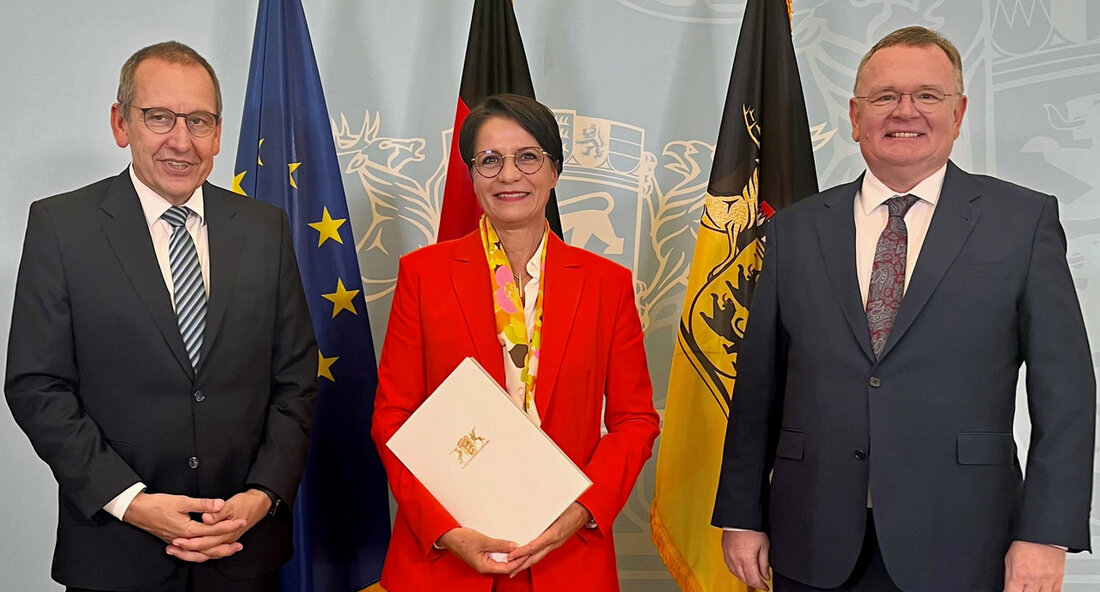 Dorothee Wahle wird neue Präsidentin des Landgerichts Freiburg Das Landgericht Freiburg hat eine neue Präsidentin: Dorothee Wahle übernimmt die Position von Andreas Neff, der das Amt zuvor innehatte. Die Ernennungsurkunde wurde ihr am 24. Juli 2024 im Ministerium der Justiz und für Migration in Stuttgart überreicht. Dorothee Wahle war zuvor Präsidentin des Amtsgerichts Freiburg und wird nun die Leitung des Landgerichts übernehmen. Ministerialdirektor Elmar Steinbacher und Ministerin Marion Gentges äußerten sich lobend über die Qualitäten von Dorothee Wahle. Sie lobten ihre energische, strukturierte und durchsetzungsstarke Art, mit der sie komplexe Baumaßnahmen am Amtsgericht Freiburg erfolgreich begleitet habe. Auch ihre Fähigkeit, …