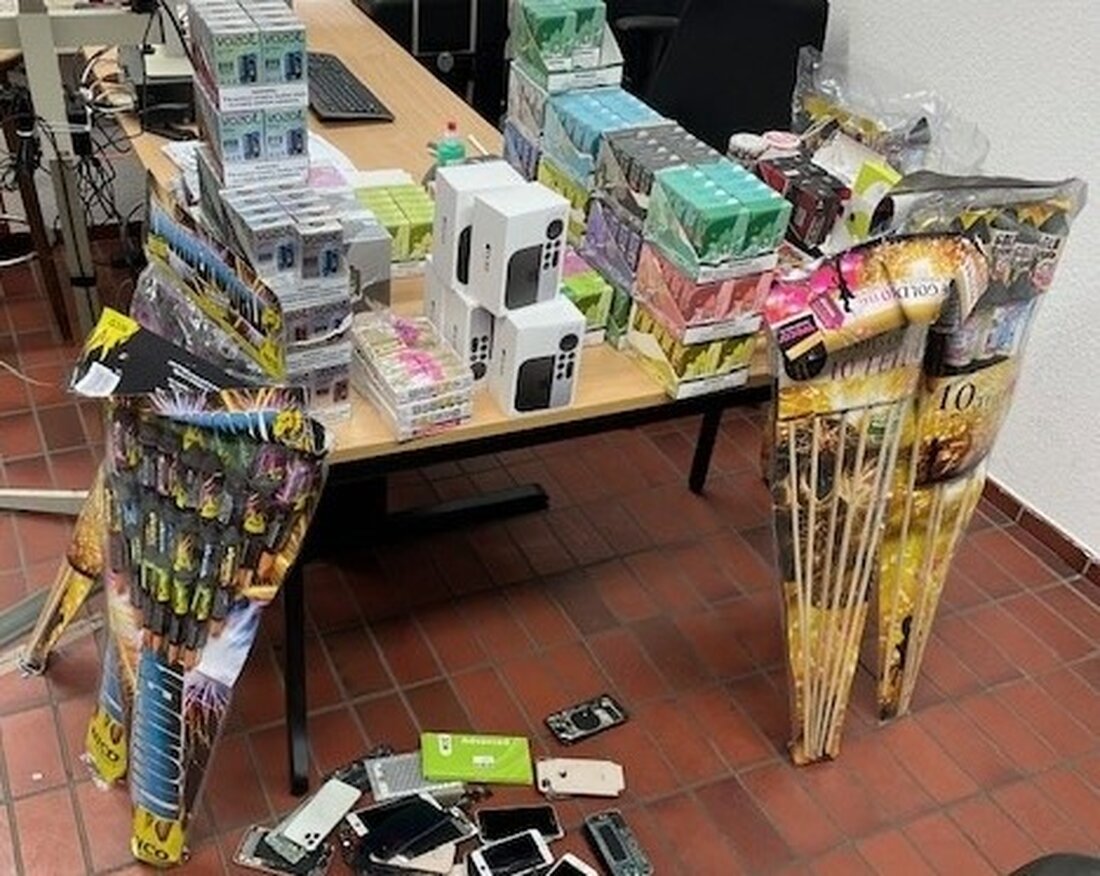 Polizei Dortmund entdeckt bei Kiosk-Kontrolle illegale Zigaretten und Feuerwerkskörper. Strafverfahren wurden eingeleitet.