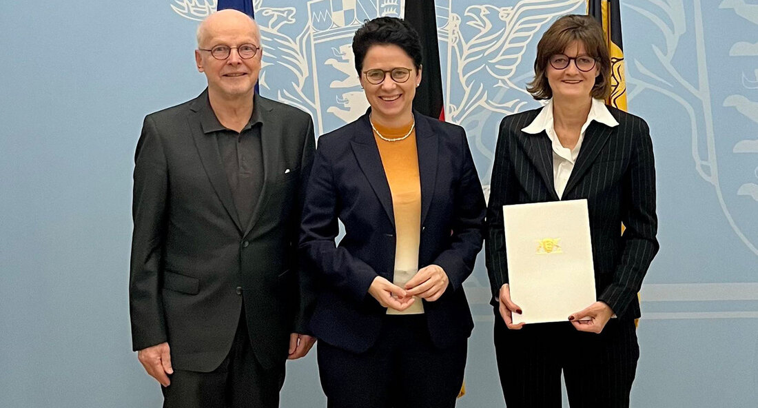 Dr. Alexandra Schmitz zur neuen Präsidentin des Anwaltsgerichtshofs Baden-Württemberg bestellt: Erstmals eine Frau an der Spitze In einer historischen Entscheidung wurde Dr. Alexandra Schmitz zur neuen Präsidentin des Anwaltsgerichtshofs Baden-Württemberg ernannt. Damit ist erstmals eine Frau an der Spitze des höchsten Anwaltsgerichts in Baden-Württemberg. Die Ministerin der Justiz und für Migration, Marion Gentges, überreichte Dr. Schmitz in Stuttgart die Bestellungsurkunde und gratulierte ihr zu ihrem neuen Amt. Dr. Schmitz verfügt über langjährige Erfahrung als Richterin und Senatsvorsitzende des Anwaltsgerichtshofs Baden-Württemberg. Die Ministerin der Justiz und für Migration, Marion Gentges, äußerte sich zuversichtlich über die Qualifikationen und die Eignung von Dr. …