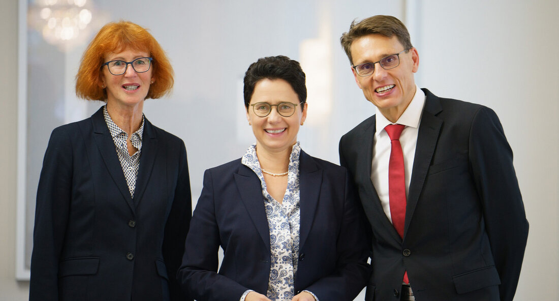 Neuer Präsident des Oberlandesgerichts Stuttgart ernannt Stuttgart, den 23. Oktober 2023 – In einer feierlichen Zeremonie im Weißen Saal des Neuen Schlosses in Stuttgart wurde Dr. Andreas Singer offiziell als neuer Präsident des Oberlandesgerichts Stuttgart eingeführt. Der bisherige Präsident, Cornelia Horz, wurde nach fünf Jahren an der Spitze des Gerichts feierlich verabschiedet. Die Ministerin der Justiz und für Migration, Marion Gentges, würdigte die Verdienste von Horz und äußerte ihre Zuversicht in Singer als ihren Nachfolger. In ihrer Rede betonte Ministerin Gentges die herausragenden Leistungen von Cornelia Horz während ihrer Amtszeit. Horz hatte vor ihrem Jurastudium ein Rechtspflegerstudium absolviert und war …
