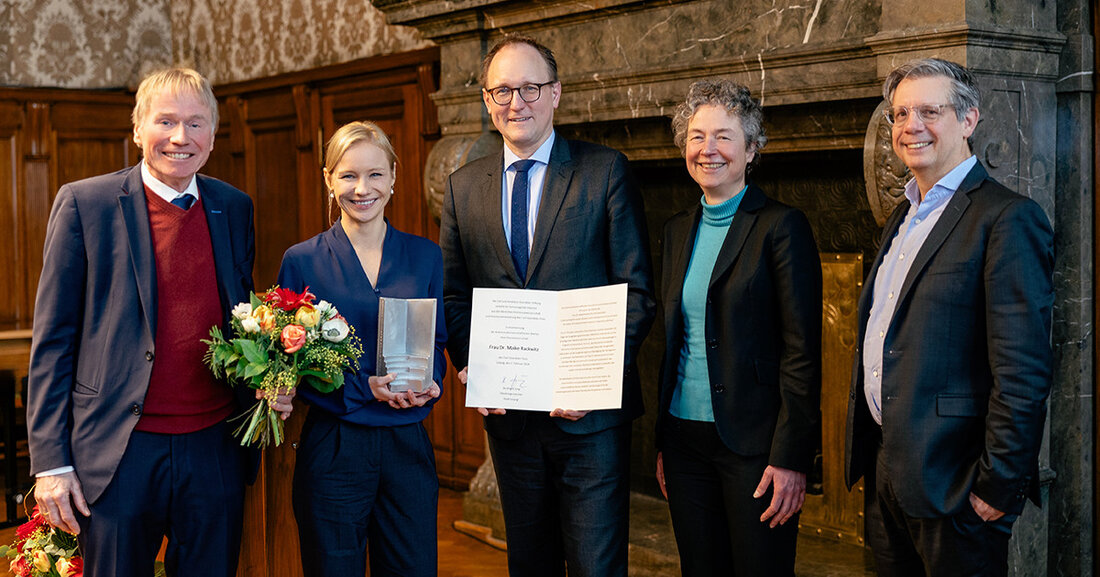 Die Stadt Leipzig hat gemeinsam mit der Carl und Anneliese Goerdeler-Stiftung und dem Institut für den öffentlichen Sektor e.V. den Kommunalwissenschaftlichen Preis der Stiftung verliehen. Der diesjährige Preisträger ist Dr. Maike Rackwitz, für ihre Dissertation „Understanding the causes, dynamics, and consequences of corporatization: An analysis of local government evidence in England and Germany“. In ihrer Arbeit setzt sich Dr. Rackwitz mit der Rolle von kommunalen Unternehmen im Spannungsfeld von Politik und Wirtschaft auseinander, wobei sie die Ursachen, Dynamiken und Folgen von Ausgliederungen kommunaler, öffentlicher Unternehmen in England und Deutschland untersucht. Die Dissertation soll das theoretische Verständnis von öffentlichen Unternehmen auf …