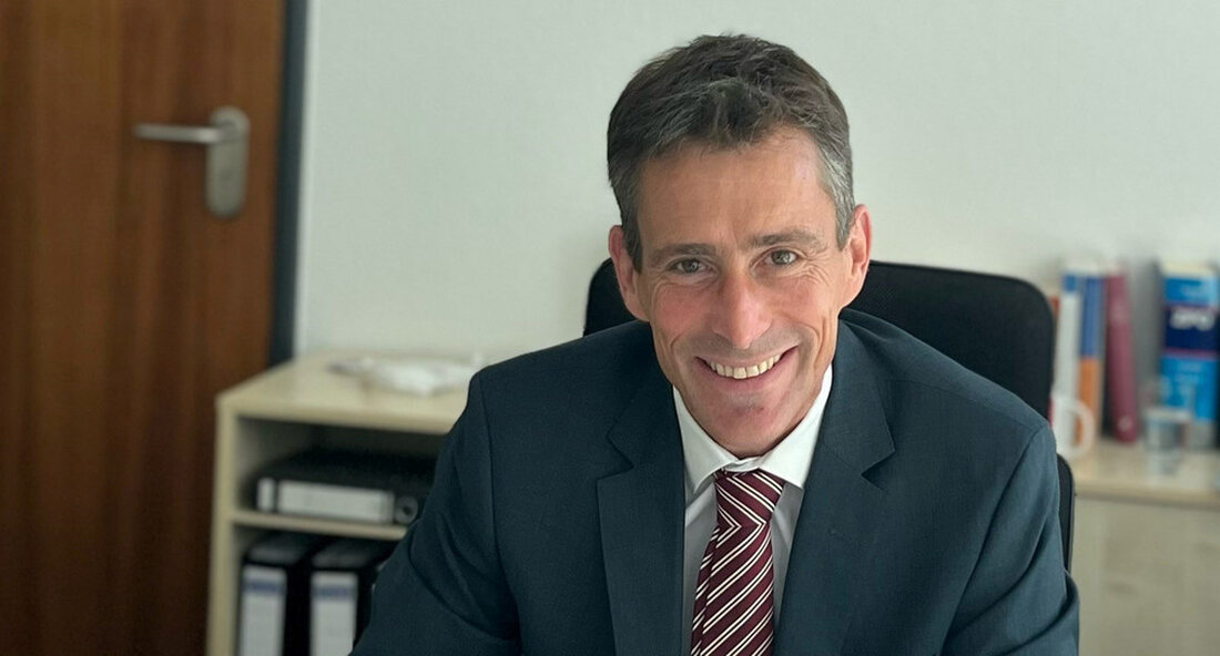 Michael Stauß ist neuer Präsident des Landgerichts Waldshut-Tiengen. Zum Amtsantritt gratulierte der Justizministerin Marion Gentges. Das Landgericht Waldshut-Tiengen hat einen neuen Präsidenten. Dr. Michael Stauß folgt auf Wolfram Lorenz, der zum 31. März 2022 in den Ruhestand getreten war. Zum Amtsantritt gratulierte Ministerin der Justiz und für Migration Marion Gentges und wünschte Dr. Stauß für seine neue Aufgabe alles Gute. Dr. Stauß wechselt vom Amtsgericht Ludwigsburg, wo er zuletzt sechs Jahre Amtsgerichtsdirektor war, an den Hochrhein. Ministerin der Justiz und für Migration Marion Gentges sagte: „Ich freue mich, dass es gelungen ist, Dr. Michael Stauß für das Landgericht Waldshut-Tiengen zu …